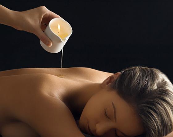 Massage du corps à la bougie parfumée